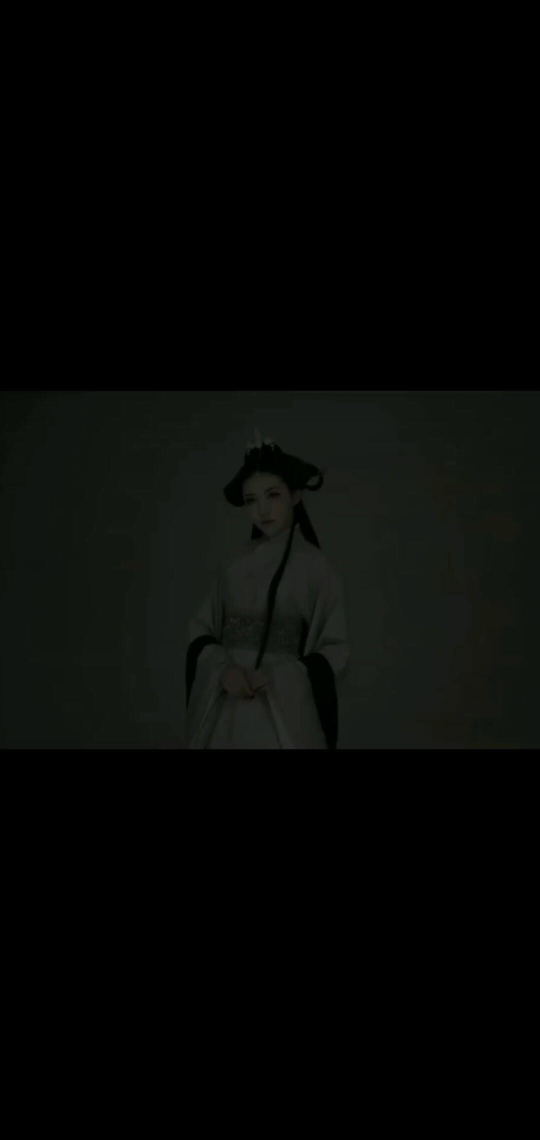 娴静犹如花照水，行动好比风扶柳