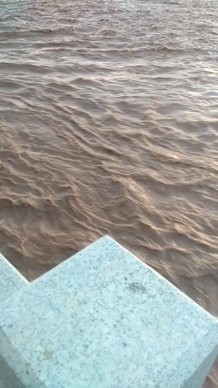 滚滚长江东逝水，浪花淘尽英雄，