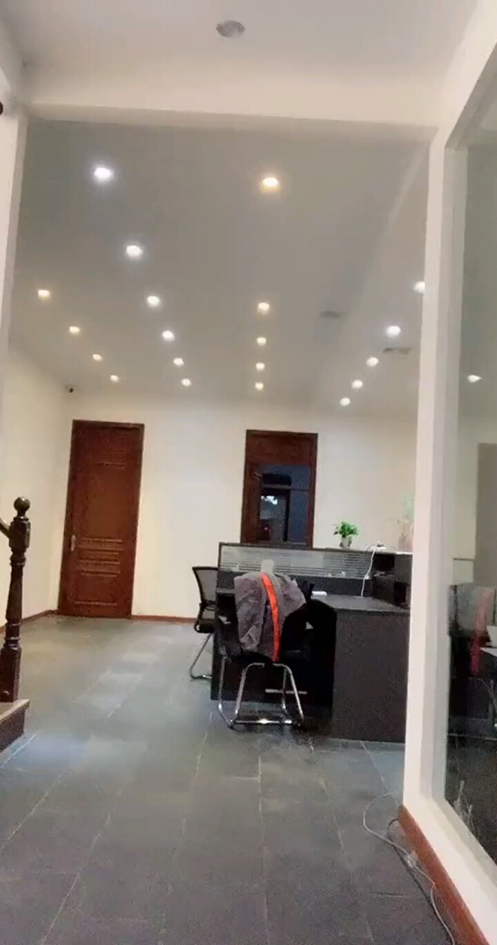 有点憋不住了，笑场了