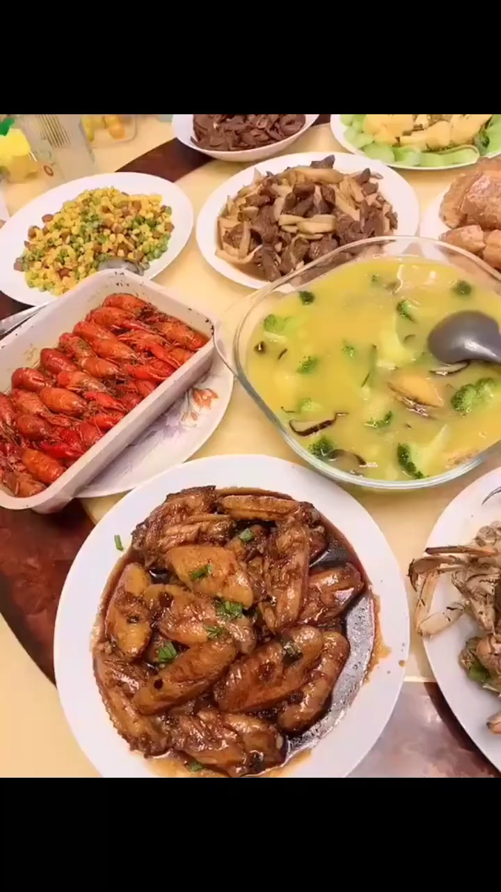 大家快来吃年夜饭了/