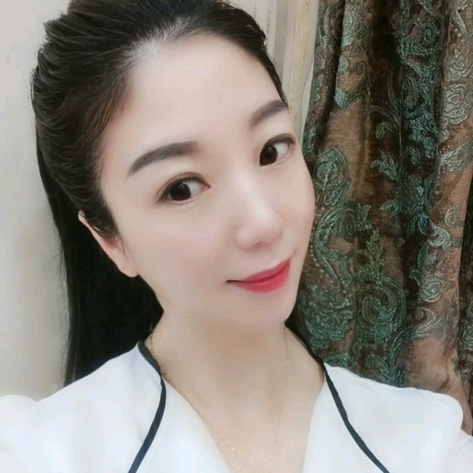 小英英🤗海报