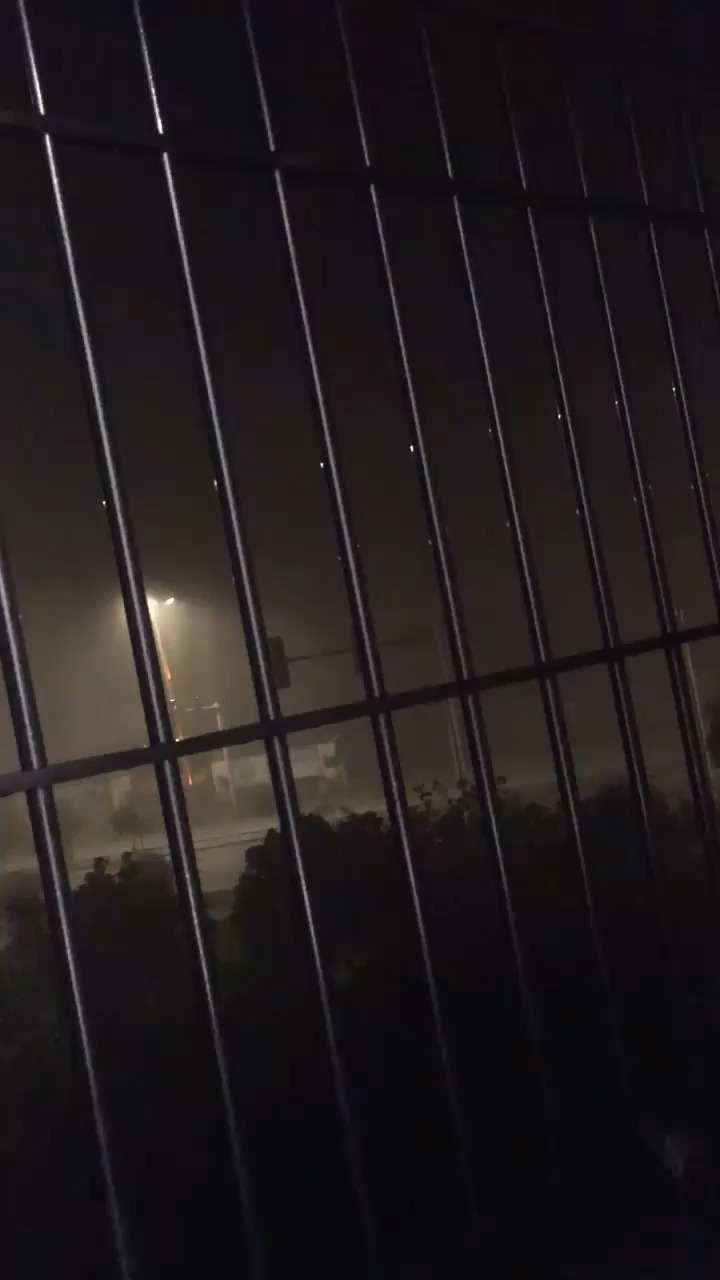 太吓人了，暴雨⛈打雷
