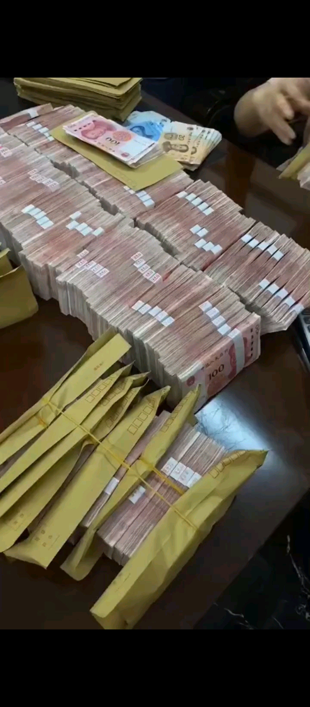 偷偷摸摸地发现金