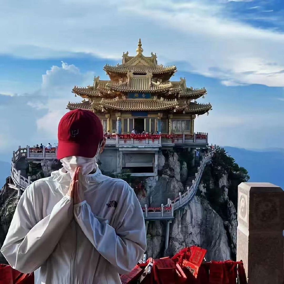半山居雾。海报