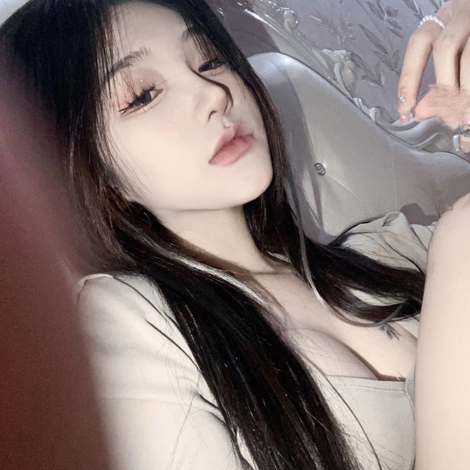 邻家姐姐，三点开播海报