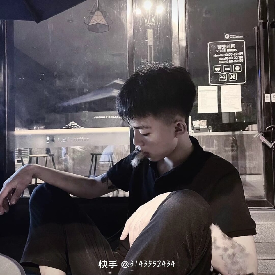 bcdekmntyz海报