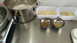 杂粮煎饼刮面技巧视频，摊杂粮煎饼的手法视频