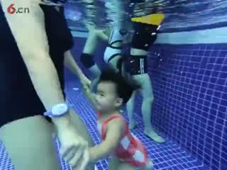 跳进泳池的红格子泳衣妹妹~蓝旗亲子游泳